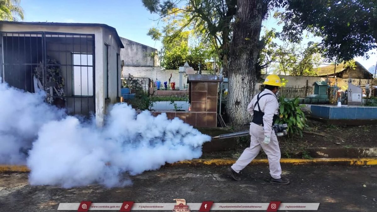 Acciones sanitarias en panteones de Córdoba para Día de Muertos