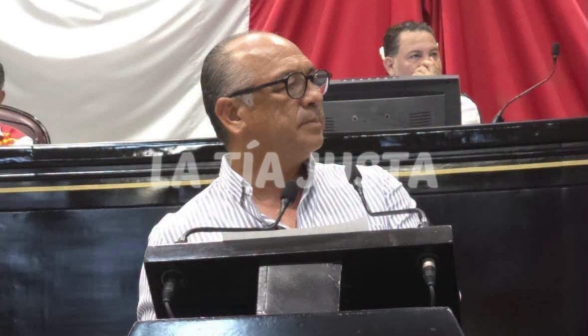 Adrián Ávila apoya restricción de celulares en escuelas