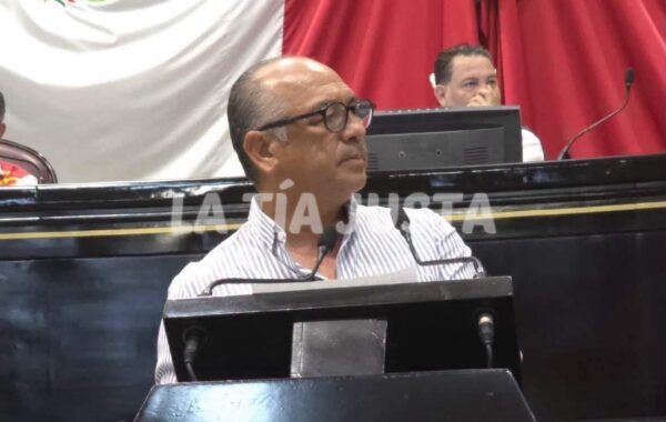 Adrián Ávila apoya restricción de celulares en escuelas
