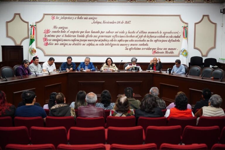 Alcaldesa se reúne con vecinos por problemas de escurrimientos