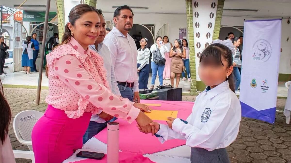 Apoyos económicos para educación básica en Ixhuatlán del Café