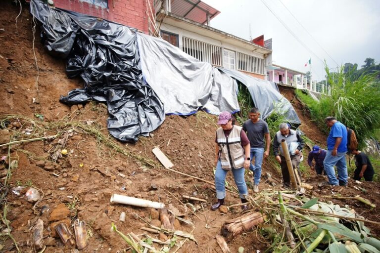Autoridades municipales apoyan a familias afectadas por lluvias
