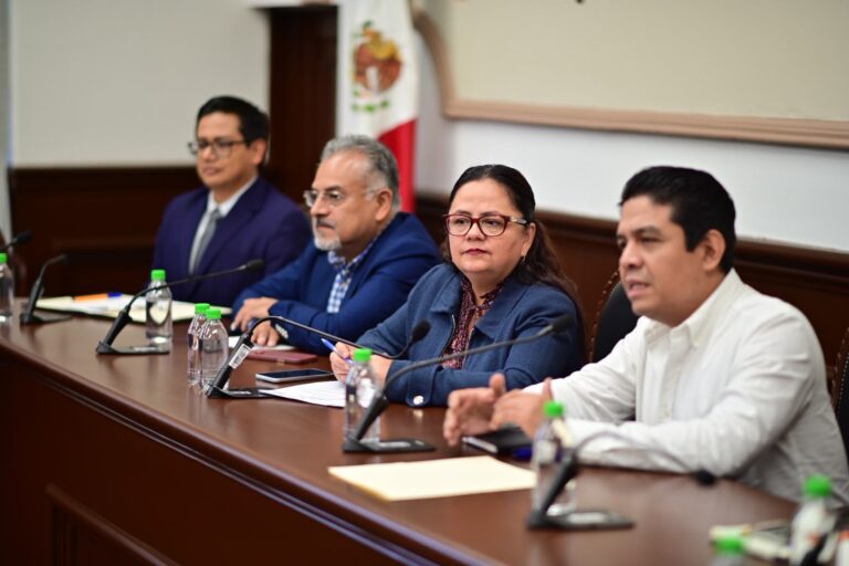 Ayuntamiento y INSUS entregan escrituras en Xalapa