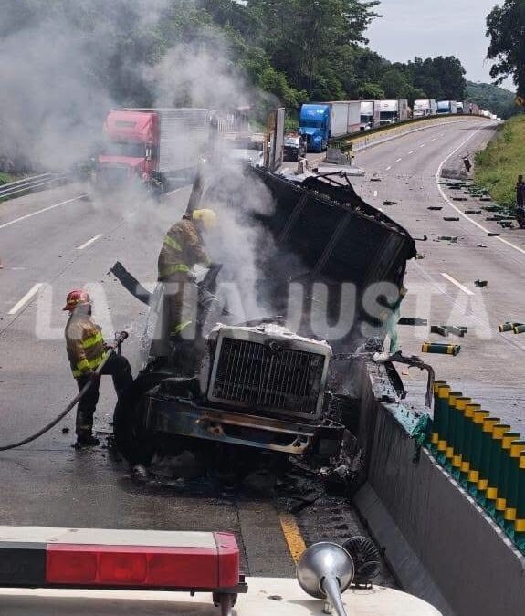 bomberos de cuitláhuac combaten incendio de tráiler en autopista