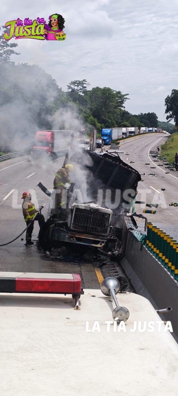 bomberos de cuitláhuac combaten incendio de tráiler en autopista