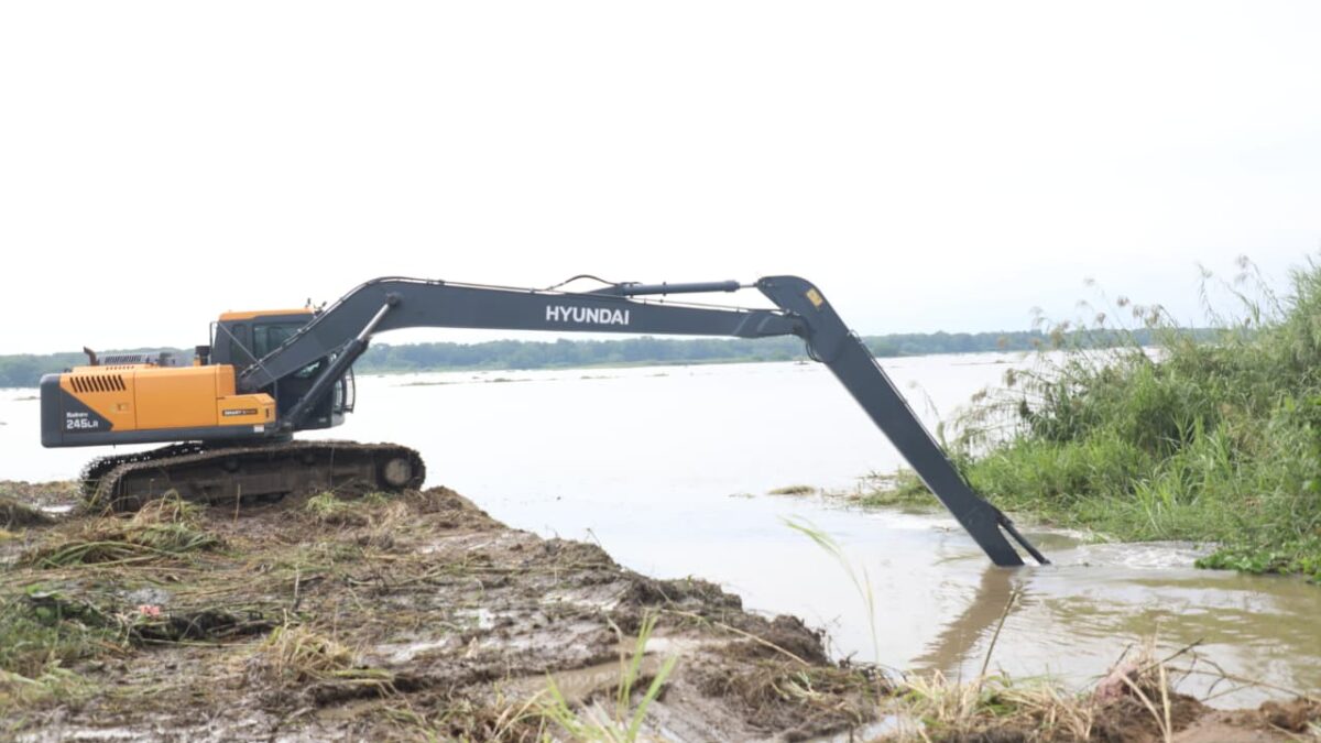 CAEV reduce inundaciones en Nanchital con desazolve urgente