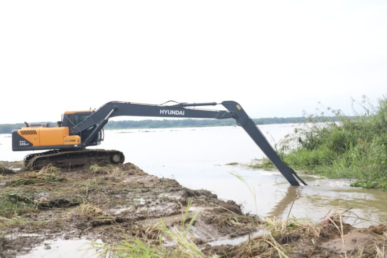 CAEV reduce inundaciones en Nanchital con desazolve urgente
