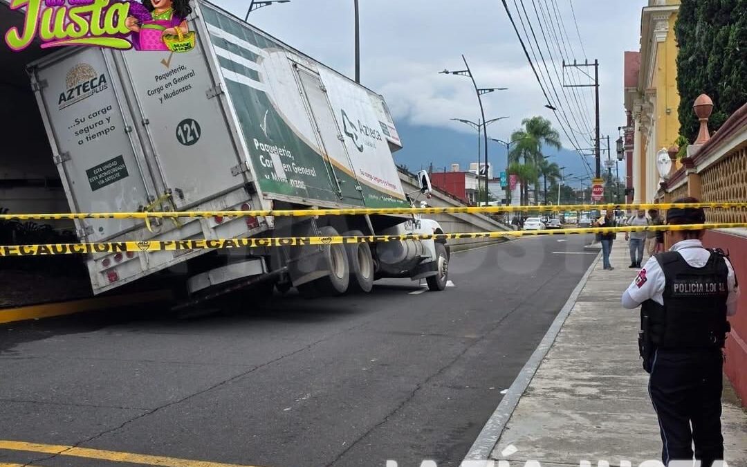 camión queda atascado en puente atirantado de orizaba
