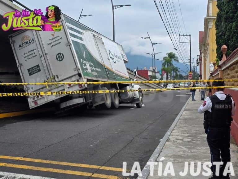 camión queda atascado en puente atirantado de orizaba