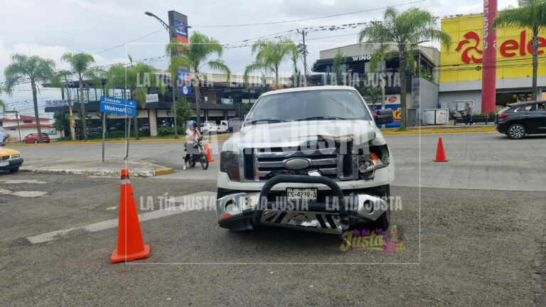 Camioneta chocada bloquea acceso a centro comercial