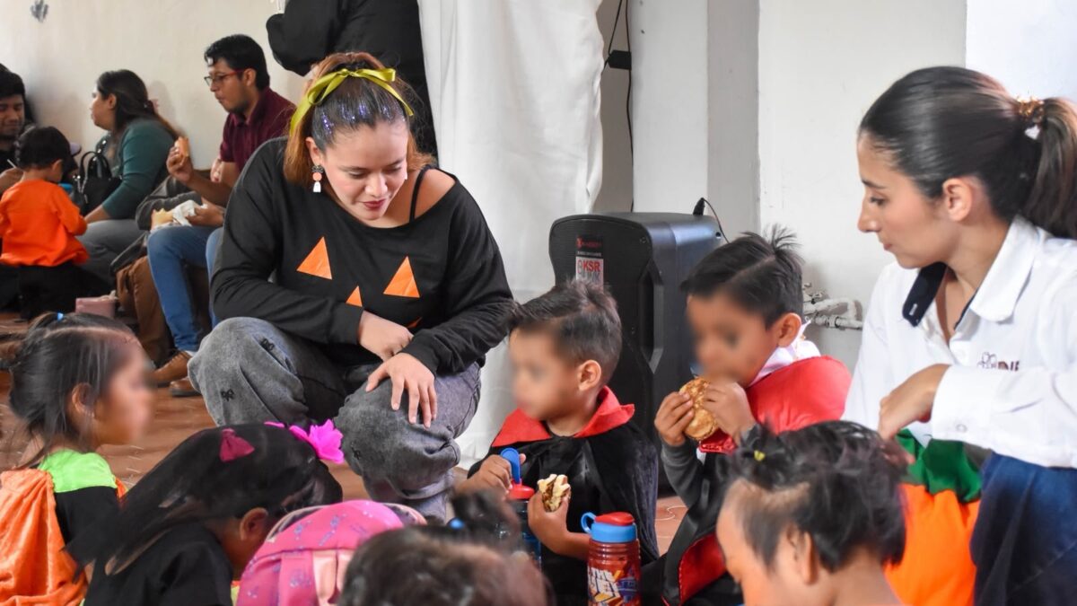 Celebran Día de Muertos con altares en Biblioteca El Bajío