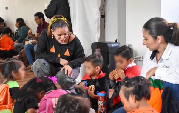 Celebran Día de Muertos con altares en Biblioteca El Bajío
