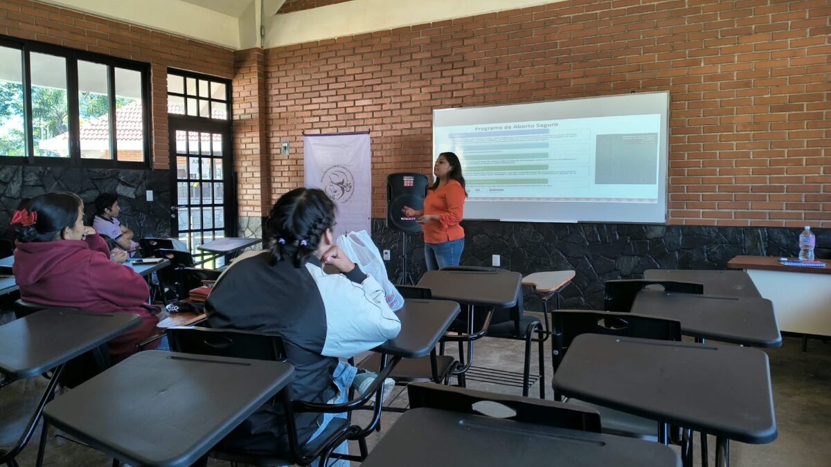 Charla sobre derechos reproductivos en Ixhuatlán del Café
