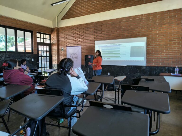 Charla sobre derechos reproductivos en Ixhuatlán del Café