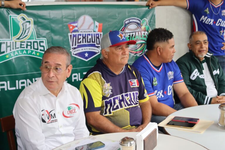Convenio para apoyar a jóvenes beisbolistas en Xalapa