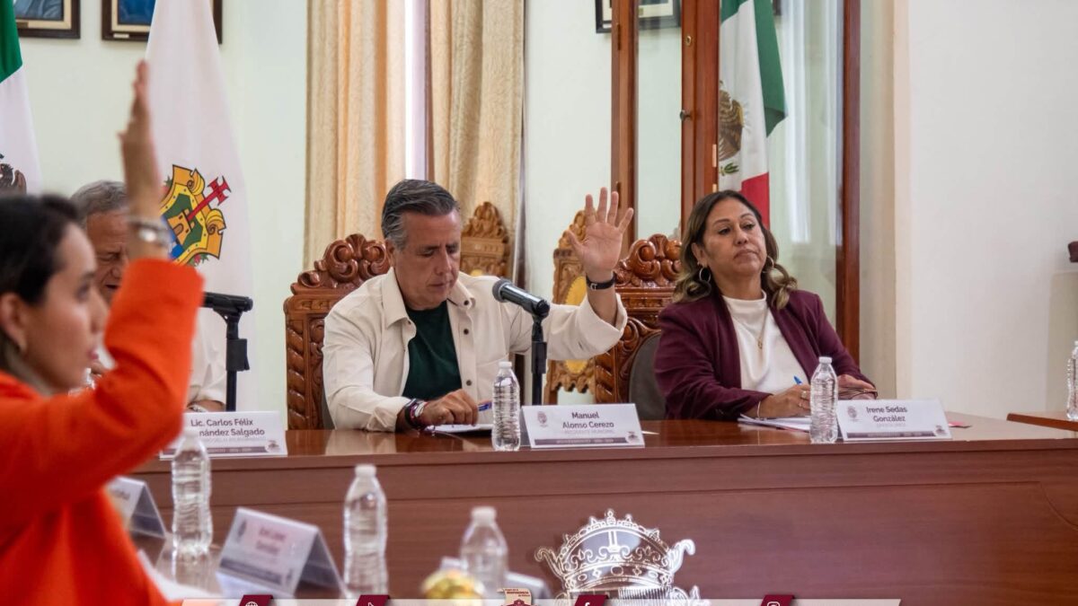 Córdoba firma convenio para abrir librería Emilio Carballido