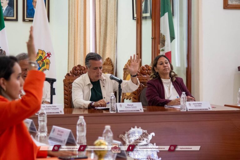 Córdoba firma convenio para abrir librería Emilio Carballido