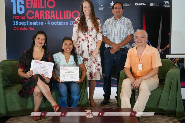 Córdoba rinde homenaje a Emilio Carballido con conversatorio teatral