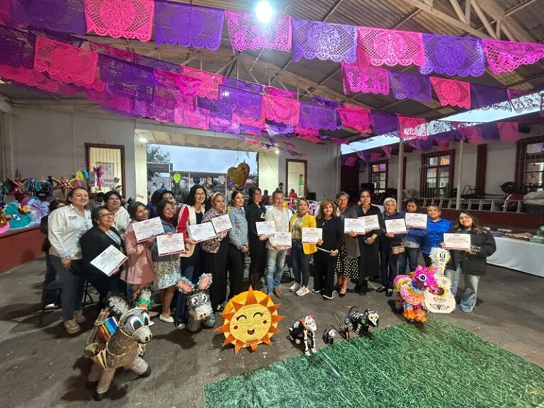 Culminan talleres de cartonería y piñatas en Xalapa
