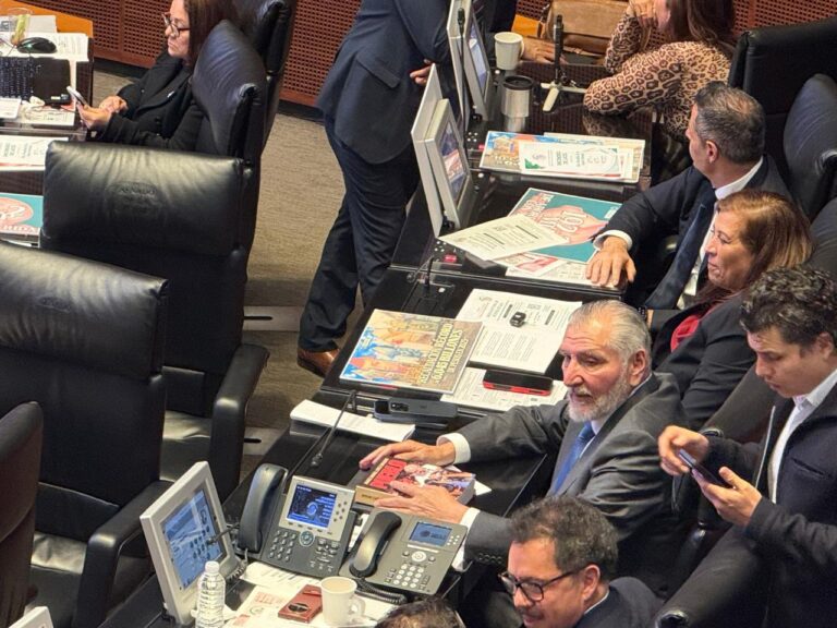 El libro de AMLO se distribuye en el Senado antes de su lanzamiento