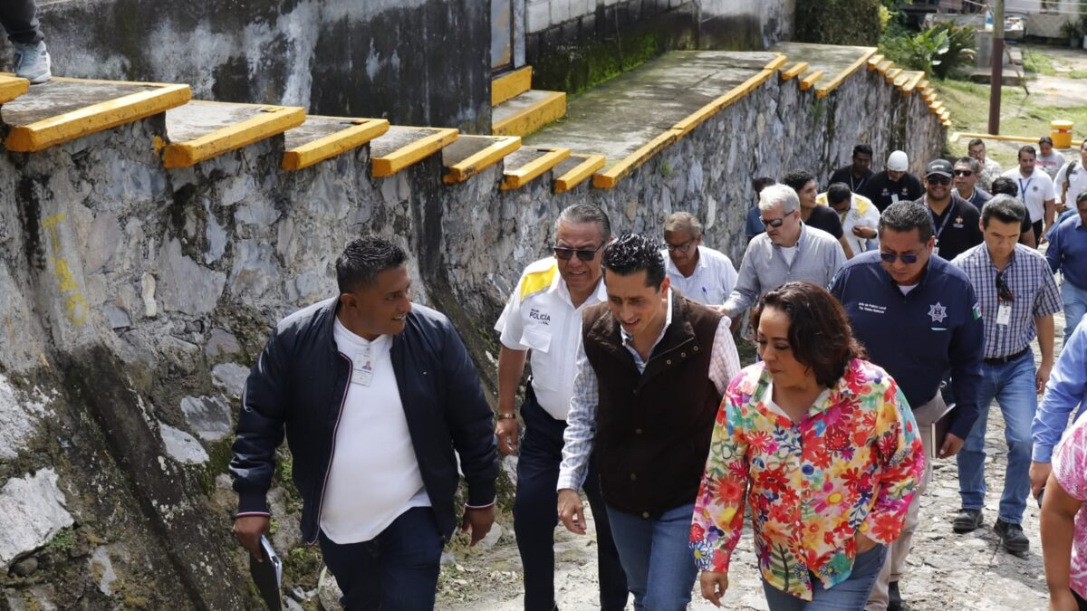 Escalinatas de Orizaba reciben mantenimiento y limpieza
