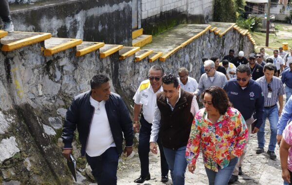 Escalinatas de Orizaba reciben mantenimiento y limpieza