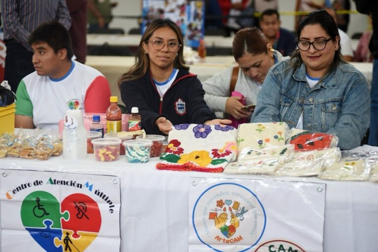 Estudiantes de CAM destacan en Expo Venta Manos con Talento