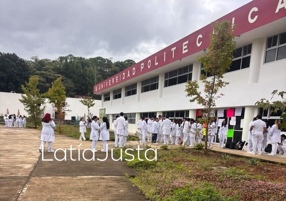 Estudiantes de la UPH Huatusco protestan por incumplimientos