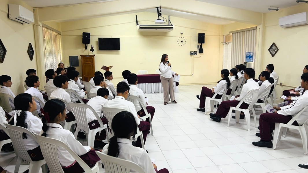 Estudiantes reciben pláticas sobre emociones y convivencia