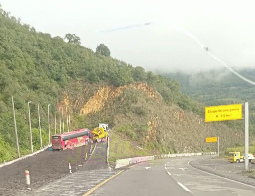 Fallece pasajera en accidente de autobús en Maltrata
