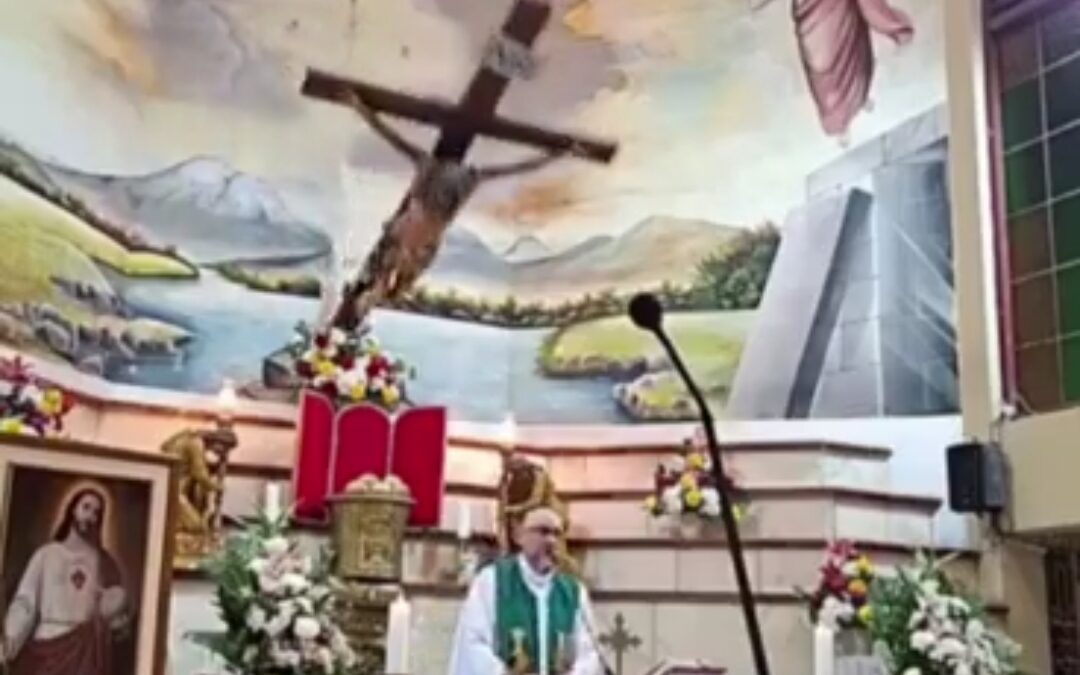 Fallece sacerdote tras caerle cruz del altar en misa