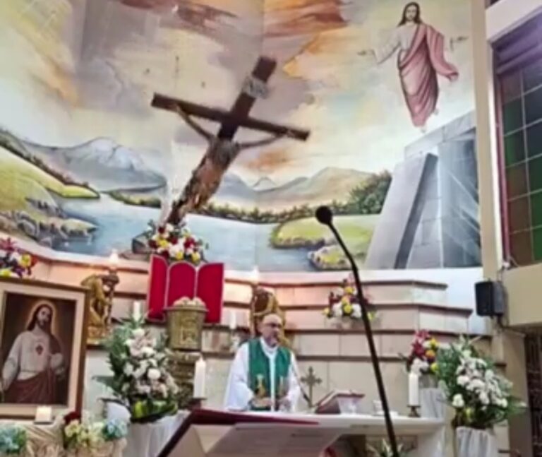 Fallece sacerdote tras caerle cruz del altar en misa