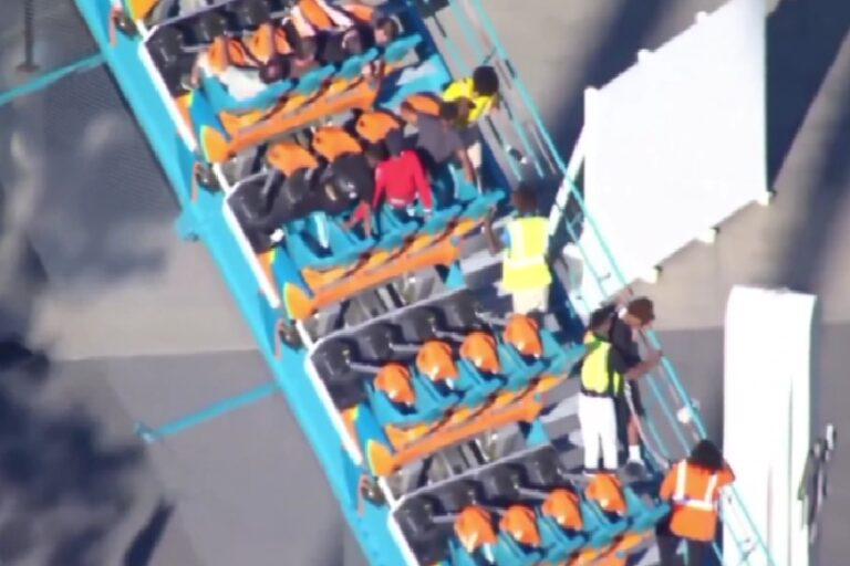 Fallece un hombre tras caer de montaña rusa en Six Flags