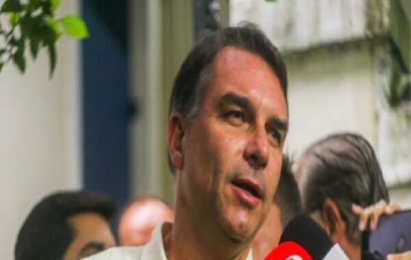 Flávio Bolsonaro viaja a EE. UU. tras perder elecciones en Brasil