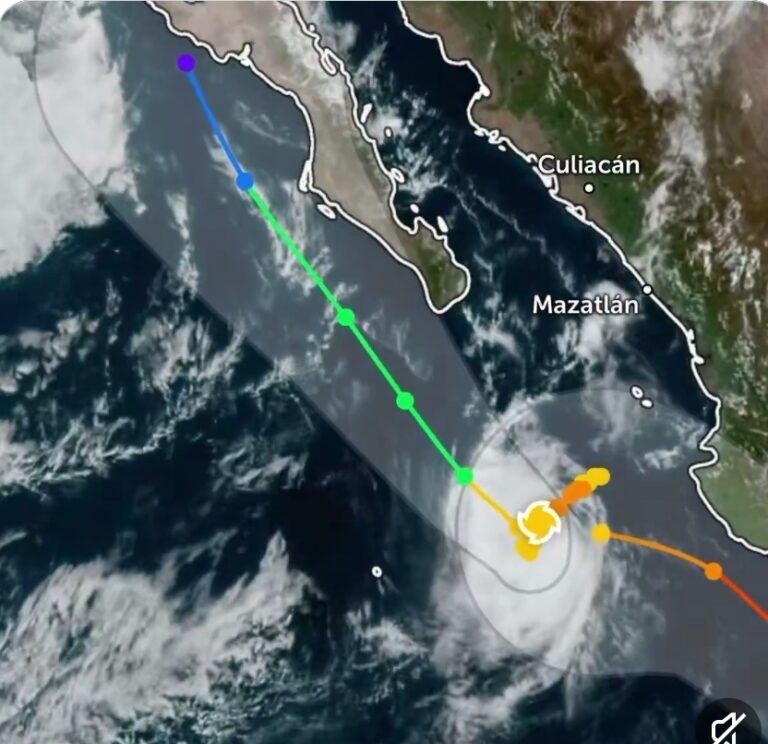 Huracán Simón avanza hacia Baja California Sur con vientos de 120 km/h
