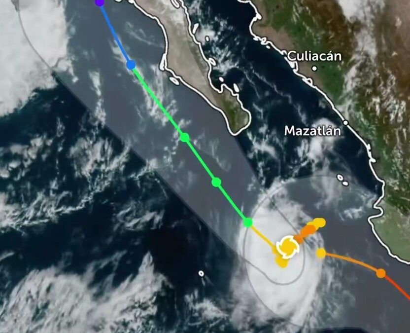 Huracán Simón avanza hacia Baja California Sur con vientos de 120 km/h