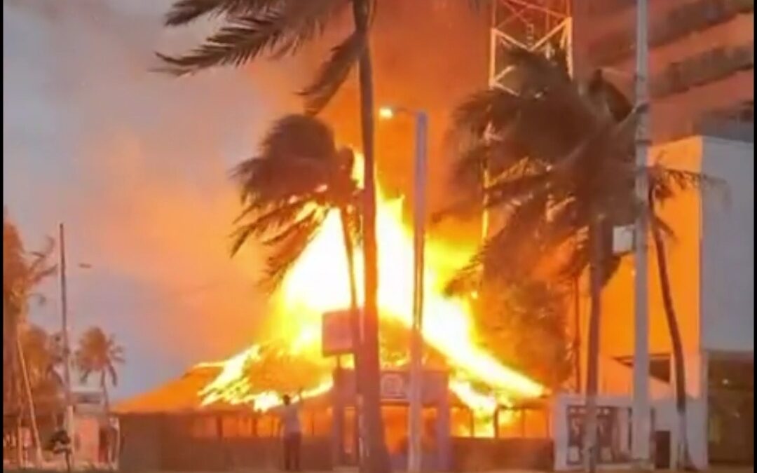 Incendio afecta restaurante de mariscos en Boca del Río