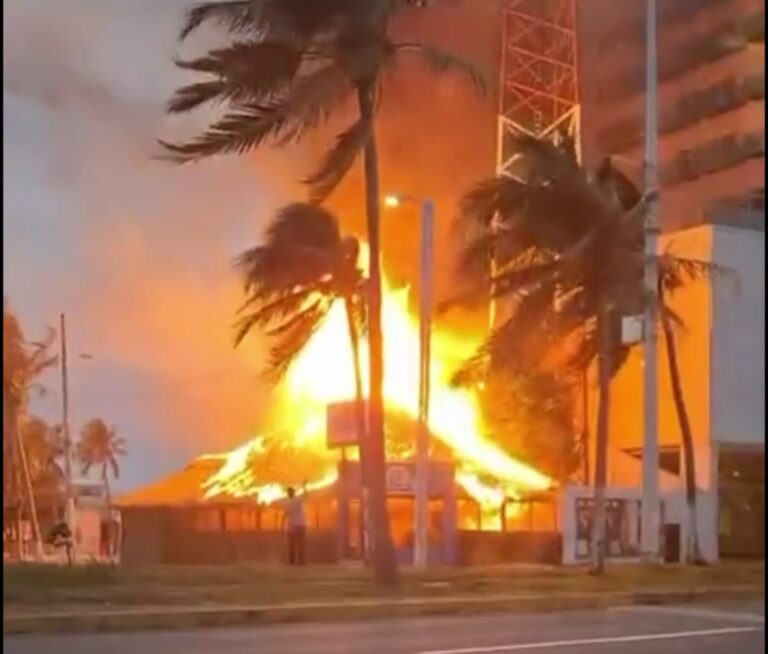 Incendio afecta restaurante de mariscos en Boca del Río
