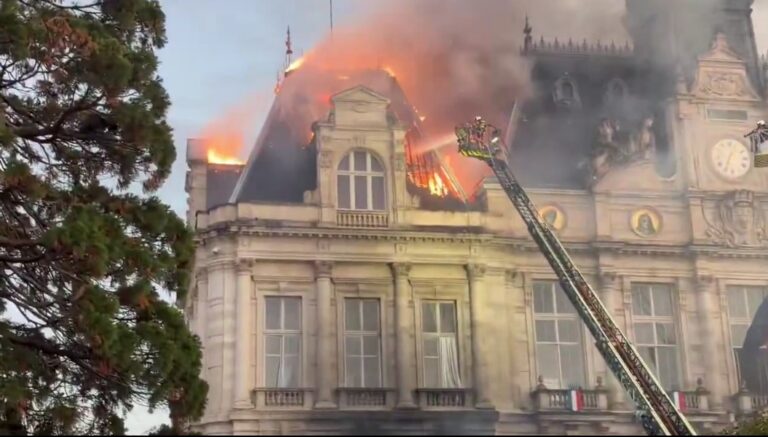 Incendio en el ayuntamiento de Limoges tras protestas en Francia