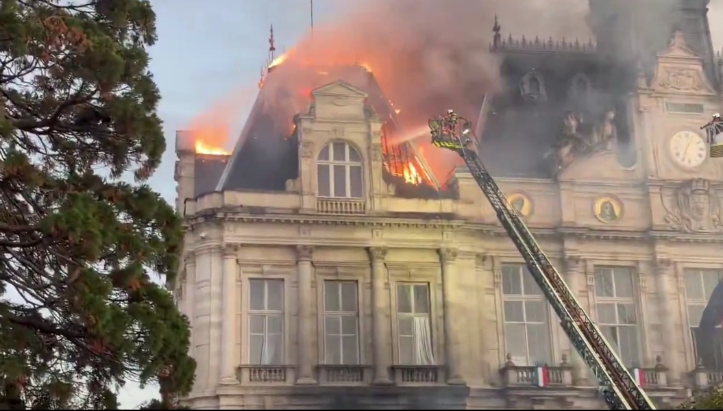 Incendio en el ayuntamiento de Limoges tras protestas en Francia