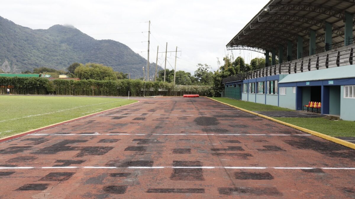 Instalan tartán en pista de atletismo del CDO Sur