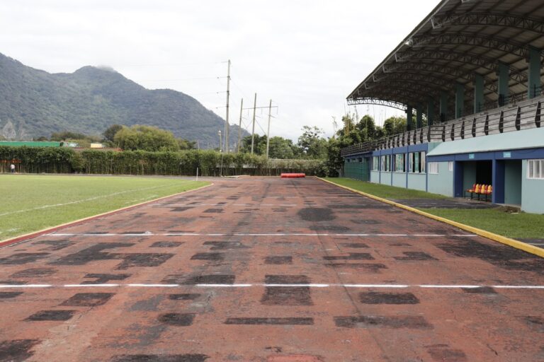 Instalan tartán en pista de atletismo del CDO Sur