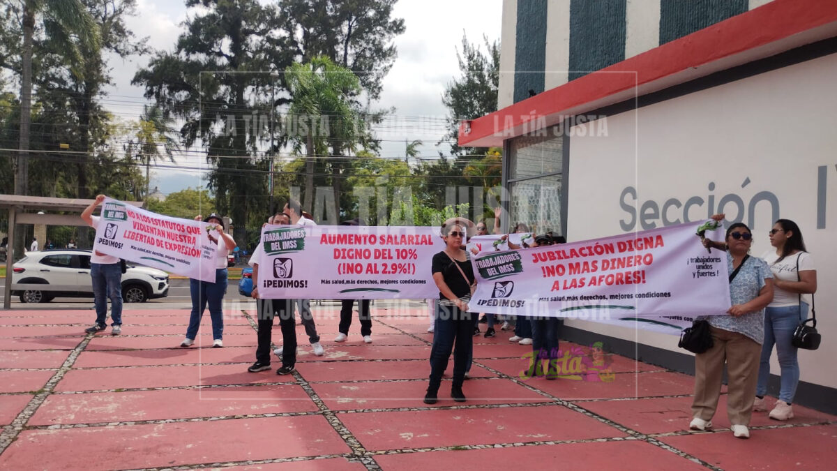 Jubilados del IMSS marchan en Orizaba por inconformidades salariales