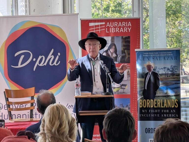 Ken Salazar presenta sus memorias sobre la relación México-EE.UU.