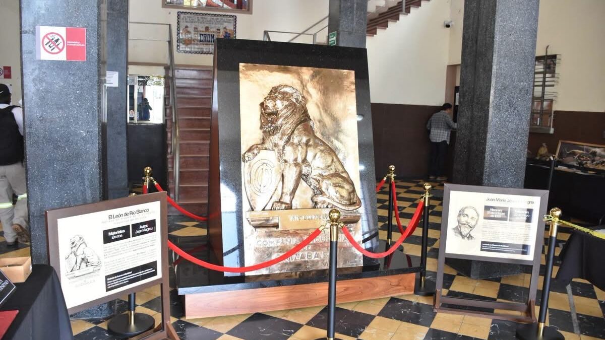 León de bronce en Palacio Municipal de Río Blanco
