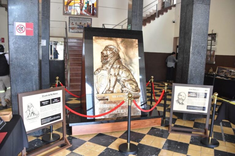 León de bronce en Palacio Municipal de Río Blanco