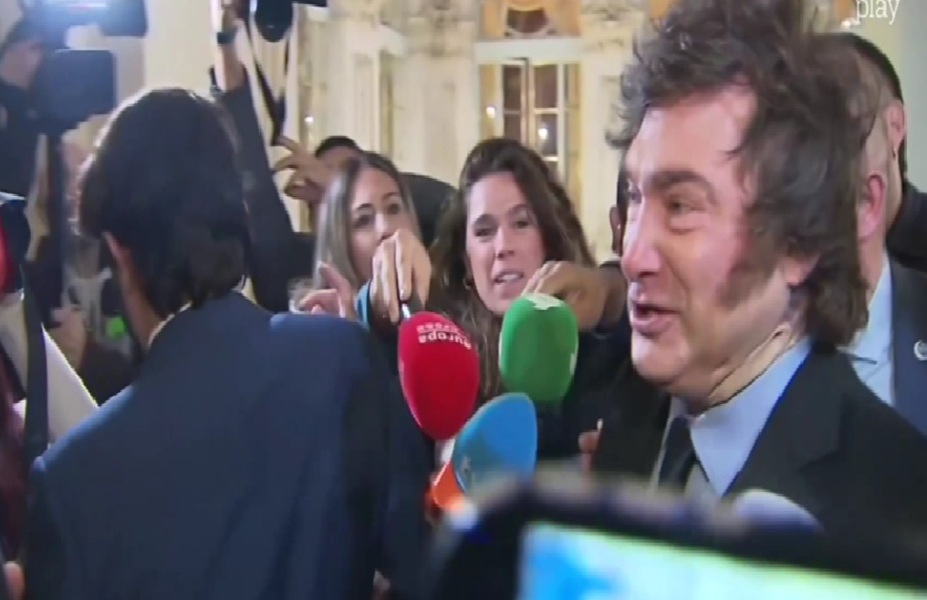 Milei insulta a periodista y critica a Sánchez en España