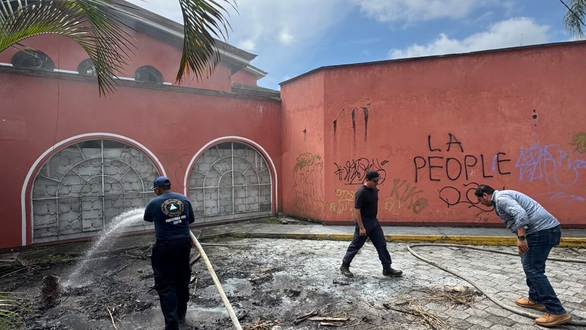 Protección Civil responde a quema en ex Hotel Fortín