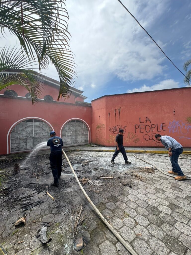 Protección Civil responde a quema en ex Hotel Fortín