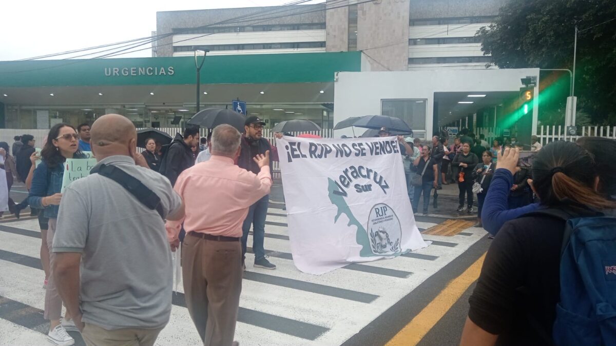Protesta de trabajadores del IMSS en Orizaba por derechos laborales